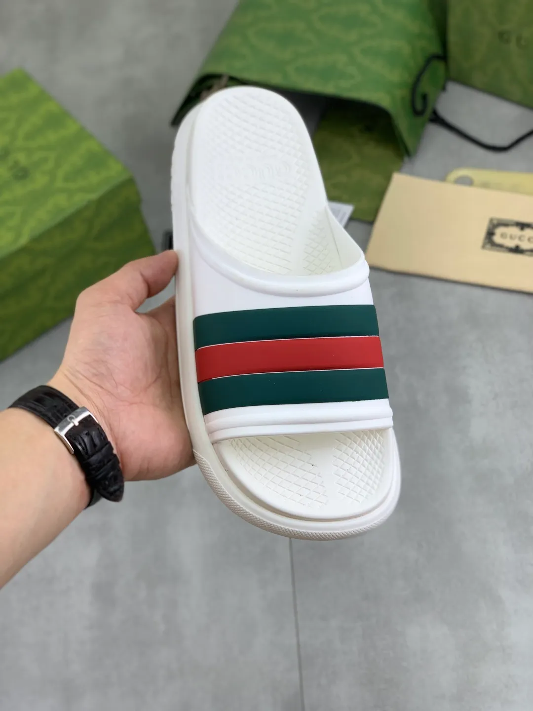 Men's Men's Shoes 💰P300💰[New Style] High Version 🎁🎁🎁 GUCCI New Year of the Snake casual slippers, original official website, perfect workmanship, transmitting a kind of noble luxury, sublimating its definition of luxury in Gucci's high-end extraordinary craftsmanship. Original Gucci double G combination outsole, code number: 35-46, complete package